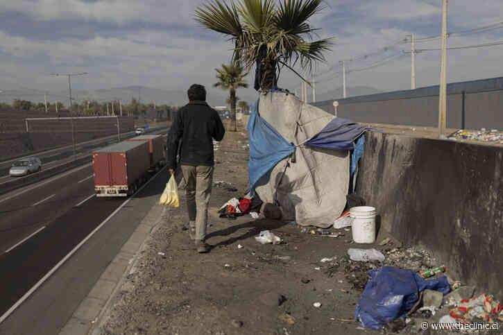 Personas en situación de autopista: 648 personas duermen en dos autopistas de Santiago, un refugio donde el riesgo es morir atropellado