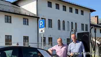 Neue E-Ladesäule am Pflegeheim: Wer zu lang parkt, zahlt drauf
