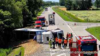 Unfall auf der B16 bei Burgheim: Lkw stürzt um - 20 Tonnen Kartoffeln auf der Fahrbahn verteilt