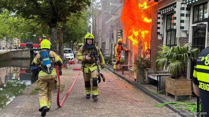 Jobje (77) en Ivan (57) bonken buurman uit bed bij grote brand in Enkhuizen: ’Als ik niet wakker was geweest, had hij het niet overleefd’
