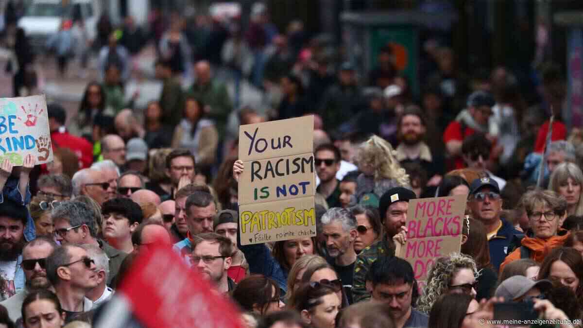 Tausende gehen in Nordirland gegen Rassismus auf die Straße