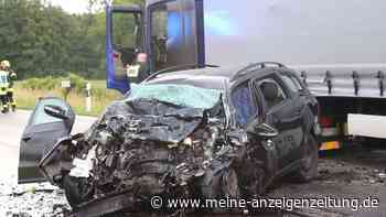 Tragischer Unfall in Bayern: Familie stirbt bei Zusammenstoß mit Lkw