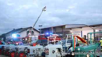 Traktor brennt in Halle lichterloh: Feuerwehren bei Massing im Großeinsatz