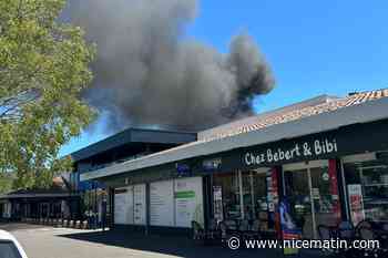 Un feu de palette provoque une épaisse fumée noire, les clients d’un supermarché à Pierrefeu-du-Var évacués