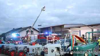 Traktor brennt in Halle lichterloh: Feuerwehren bei Massing im Großeinsatz