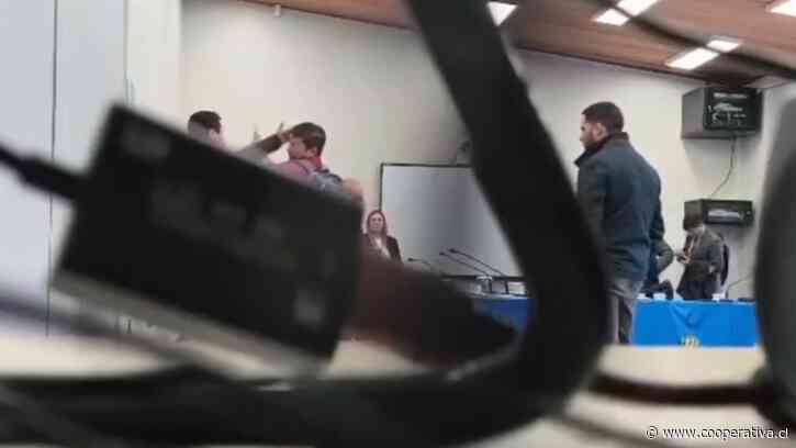 Cabrero: Ediles de derecha se fueron a los combos tras concejo municipal