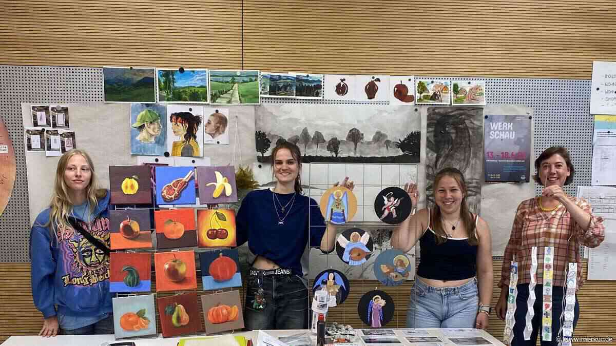 Von Haute Couture bis Holzskulptur: Junge Künstler stellen aus – erstmals vor großem Publikum