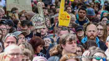 Nach Krawallen in Belfast: Tausende Menschen setzen Zeichen gegen Hass