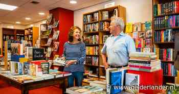 Toen de planken leeg raakten, grepen dorpsgenoten in: nu runnen acht eigenaren samen de boekenwinkel