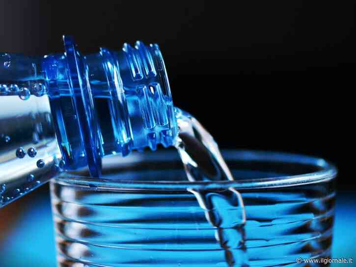 Riempire più volte una bottiglia d'acqua di plastica: quali sono i rischi?