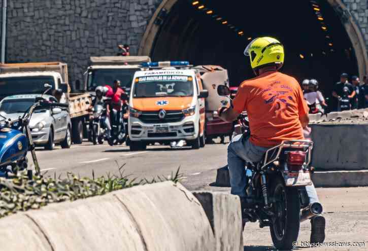 Accidente en la salida del túnel La Planicie dejó al menos dos motorizados lesionados este sábado