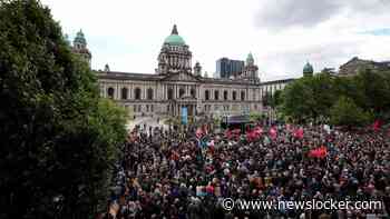Duizenden mensen bij antiracismeprotest in Belfast: 'Onze stad terugveroverd'
