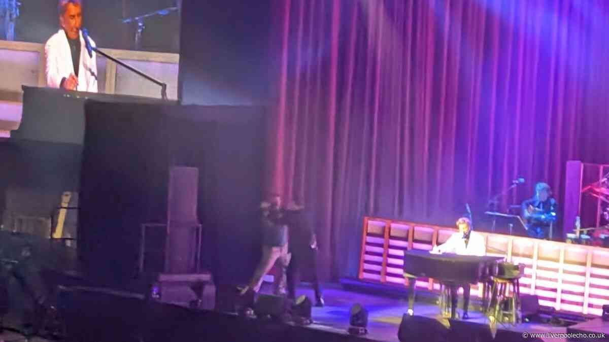 Barry Manilow's Liverpool show interrupted by stage invader