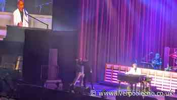 Barry Manilow's Liverpool show interrupted by stage invader