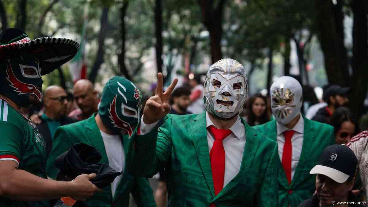 WM-Fans liefern sich Wrestling-Spektakel mitten auf den Straßen Mexikos