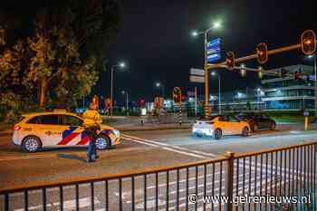 Twee auto’s botsen bij verkeerslichten