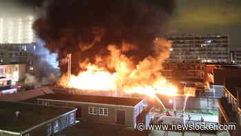 Grote brand bij visrokerij Scheveningen, woningen ontruimd