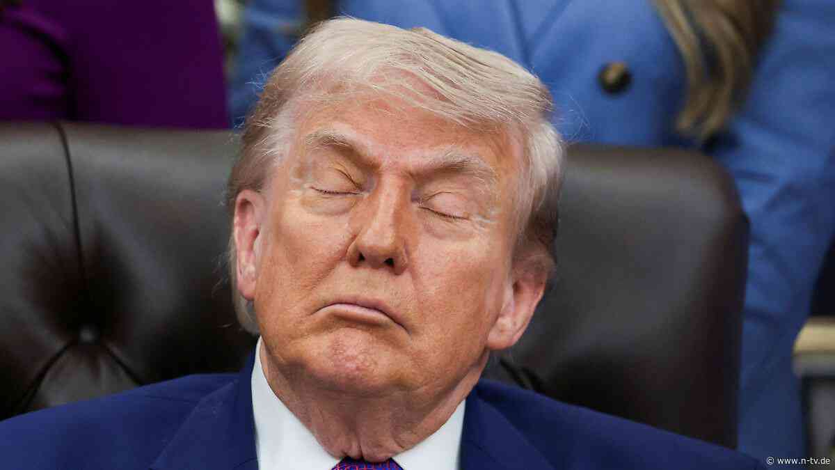 Fit fürs Amt?: Dösender, äh, konzentriert zuhörender Trump wird 80