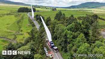 Giant turbine convoy makes its way to wind farm