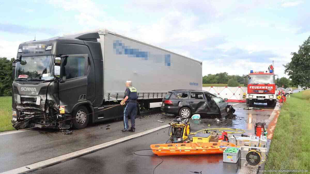 Furchtbarer Unfall in Oberbayern: Münchner Familie stirbt in Wrack – die Bilder