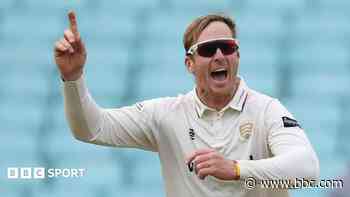 Essex on top as they force Foxes to follow on