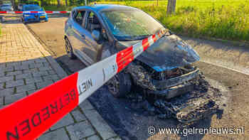 Auto uitgebrand, dader vlucht met bivakmuts op