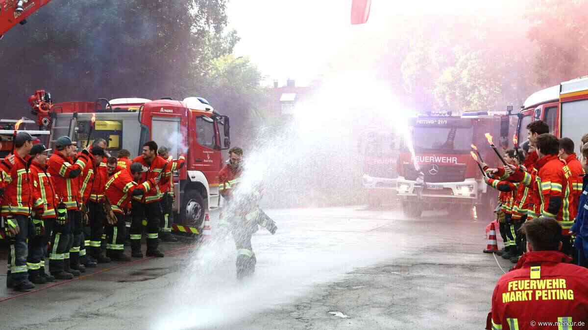 Peitinger Feuerwehr feiert zwei neue Löschfahrzeuge – beim Empfang wird es feucht