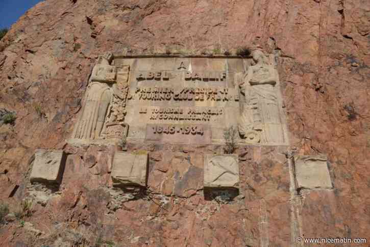 Entre Saint-Raphaël et Théoule-sur-Mer, ce monument gravé dans la roche de l’Estérel honore la mémoire d’Abel Ballif, le père de la Corniche d’Or
