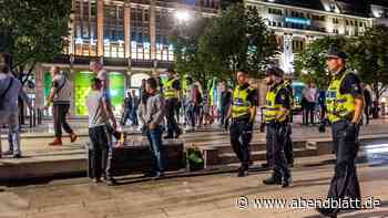 Mit Pfefferspray und Schlagstock: 20 junge Männer prügeln sich am Jungfernstieg