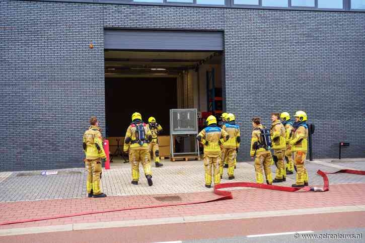 Machine vat vlam in plastic bedrijf, brandweer rukt massaal uit
