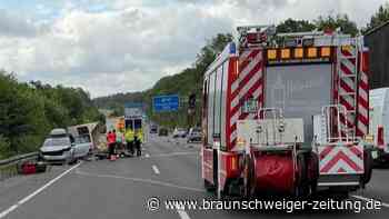 Auto mit Wohnwagen kracht auf A2 bei Helmstedt in Mittelleitplanke