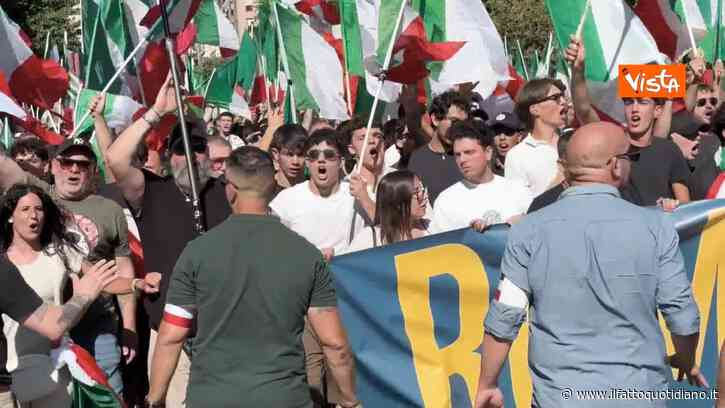 “Duce, Duce”, “musulmano pezzo di me***” e “deportiamoli”: ecco i cori e i saluti romani al corteo per la “remigrazione” a Roma