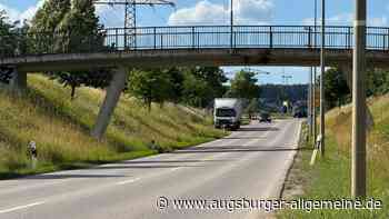 Lkw kracht mit Kran gegen Brücke zwischen Pfuhl und Offenhausen