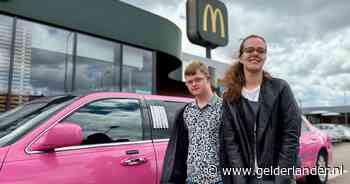 Twee jaar lang spaarde Roos statiegeld voor haar droom: met vriend Dirk in roze limo naar McDonald’s
