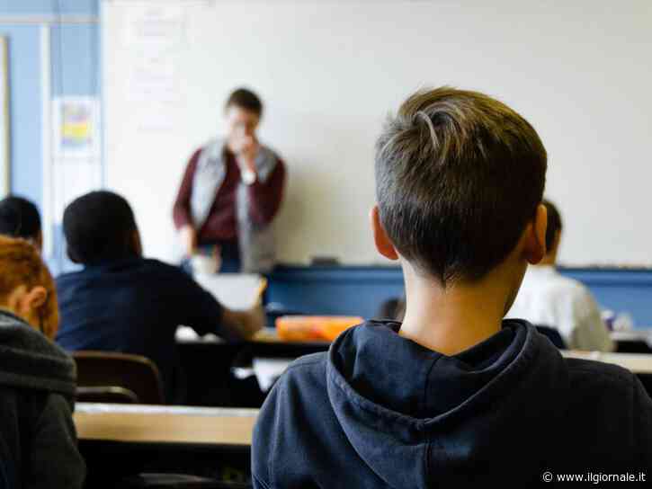 Punta la pistola (finta) contro il prof. È uno scherzo ma viene bocciato