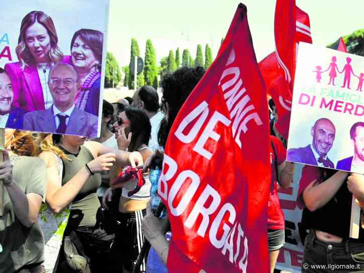 Controcortei degli "antifa" tra roghi, letame e minacce