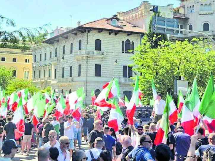 In piazza sfila Casapound. "Migranti pericolo d'Italia"