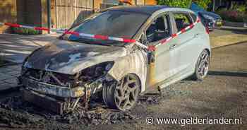 Buurjongen hoort knal en ziet vlammen: ‘nieuwe auto’ staat in brand