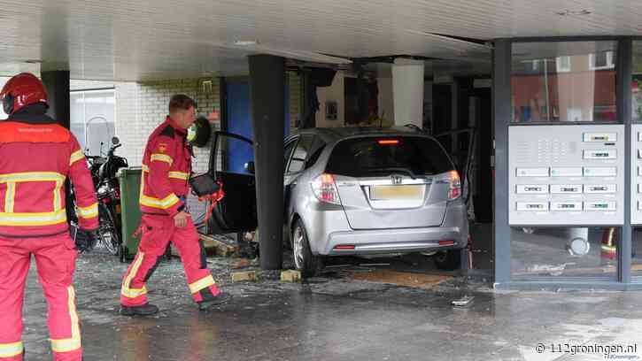 Auto ramt portiek appartementencomplex in Hoornse Meer