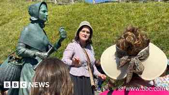 Seaside town celebrates its fossil finding history