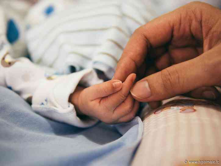 Volevano farlo rilassare: neonato intossicato da tisana alla verbena finisce in terapia intensiva