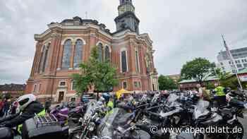 Motorradgottesdienst 2026 startet am Michel: Ohne Konvoi, aber mit Achtung