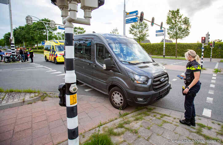 Bestelbus en fietser botsen op Westenholterallee