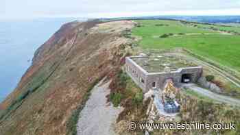 'Outstanding' clifftop cottage with hot tub that overlooks the sea
