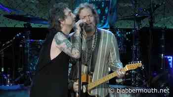 Watch: THE BLACK CROWES Perform Cover Of LED ZEPPELIN's 'The Rover' In New York City