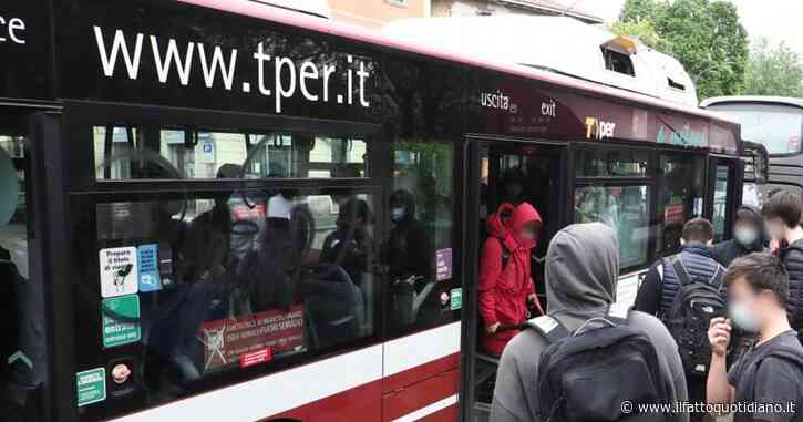 Bologna, il bus si ferma oltre la pensilina: stacca a morsi un pezzo di orecchio all’autista