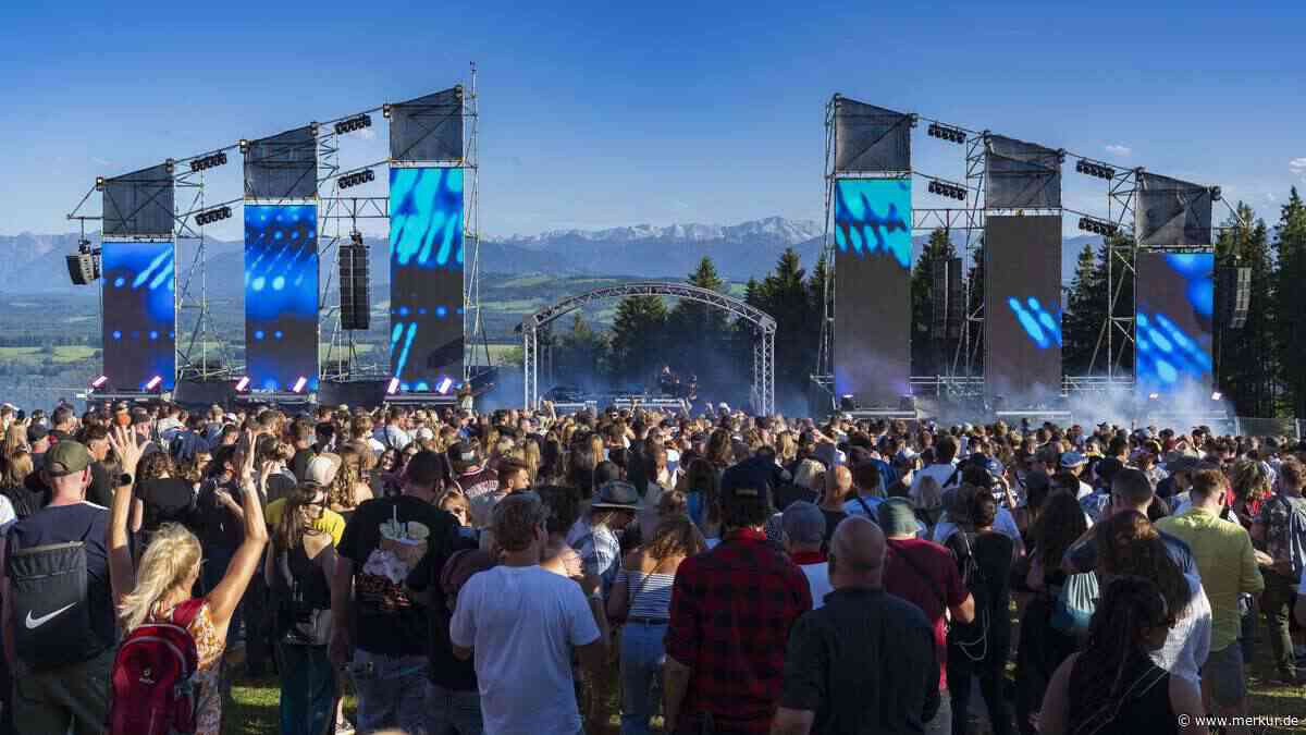 „Es ist dieses Freiheitsgefühl“ – Tausende strömen zu Kult-Festival auf Berg in Bayern