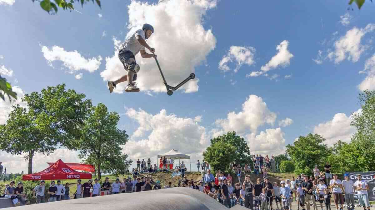 Mutige Stunts in luftiger Höhe: Scooter-Contest lockt 110 Teilnehmer aus fünf Ländern an Skatepark