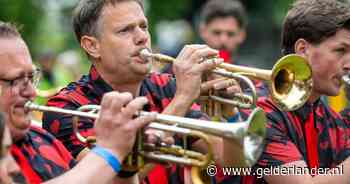 Tom Smits uit Angeren blaast af bij Deurdweilers: over spelen met K3 en 600 liter bier op de dweilcamping