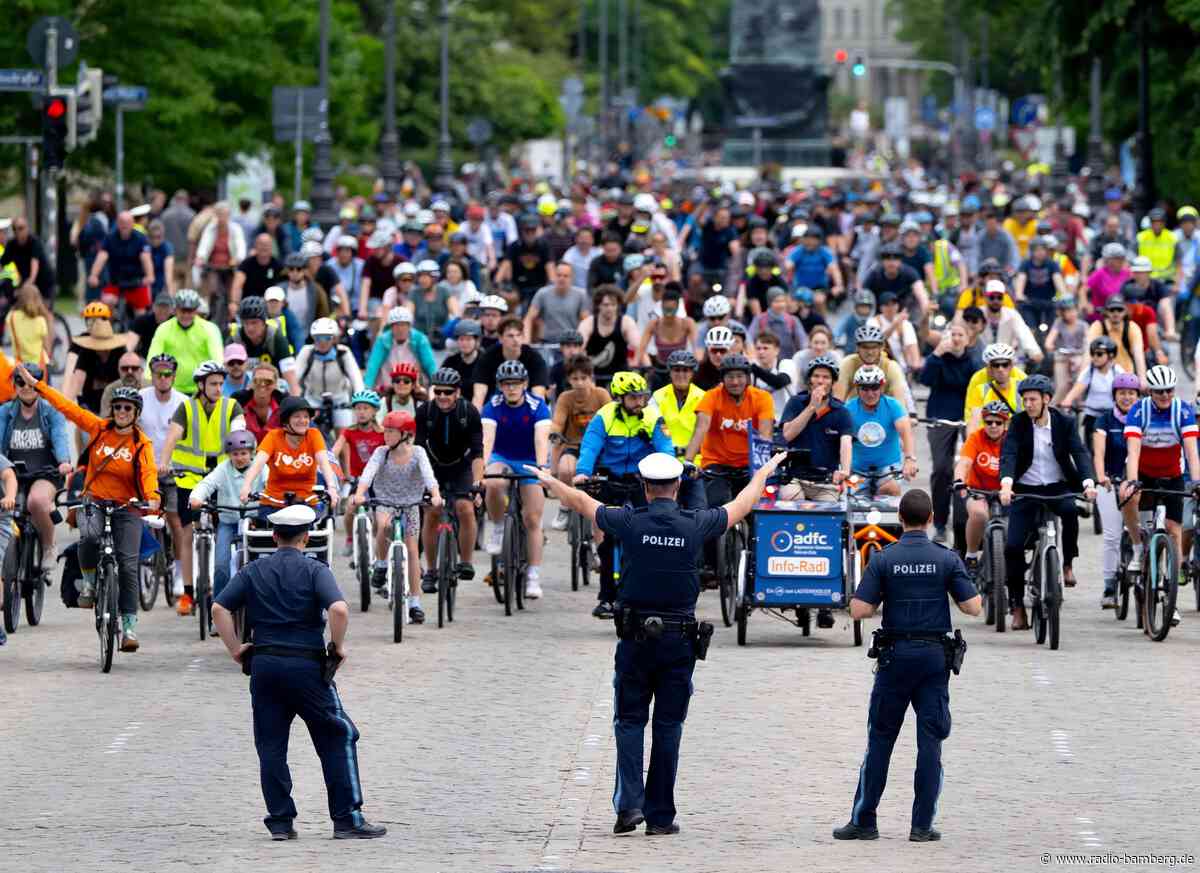 6.500 Radfahrer bei Sternfahrt zum Münchner Königsplatz